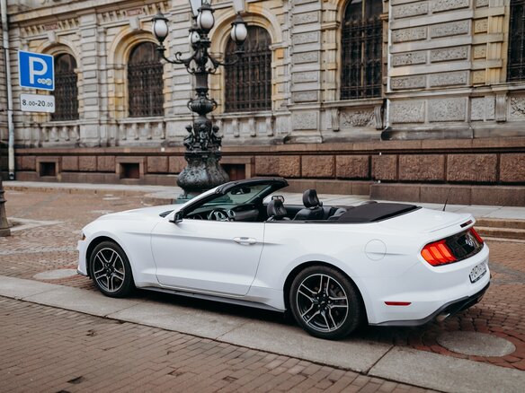 2017 Ford Mustang VI Рестайлинг, белый, 2250000 рублей - вид 17