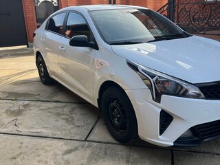 2020 Kia Rio IV Рестайлинг, белый, 1450000 рублей, вид 1