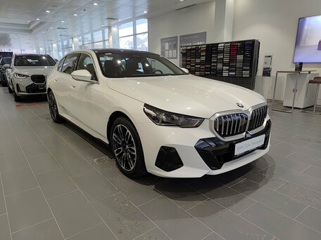 2025 BMW 5 серии Long 530Li xDrive VIII (G60/G61/G68), белый, 8350000 рублей, вид 3