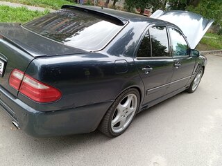 1998 Mercedes-Benz E-Класс 240 II (W210, S210), чёрный, 500000 рублей, вид 3
