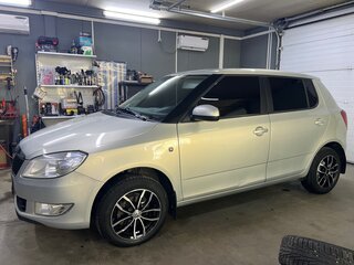 2011 Skoda Fabia II Рестайлинг, серебристый, 720000 рублей, вид 3