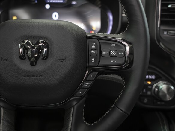 2026 Ram 1500 Crew Cab V Рестайлинг, красный - вид 37
