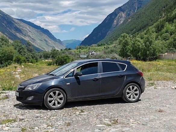 2011 Opel Astra J, чёрный, 700000 рублей - вид 4