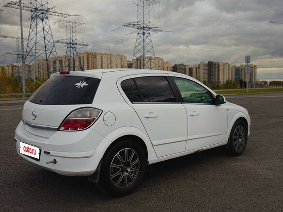 2011 Opel Astra H Рестайлинг, белый, 550000 рублей - вид 4
