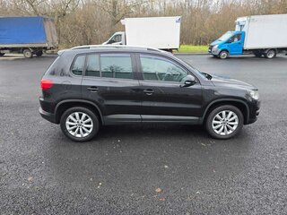2016 Volkswagen Tiguan Euro 6 I Рестайлинг, чёрный, 1680000 рублей, вид 2