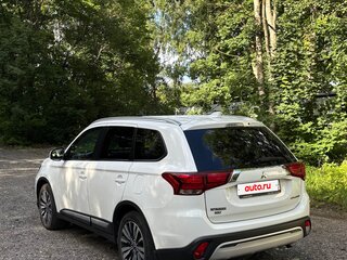 2019 Mitsubishi Outlander III Рестайлинг 3, белый, 1755000 рублей, вид 4