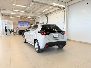 2021 Toyota Yaris IV, серый, 1179000 рублей, вид 4