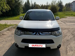 2014 Mitsubishi Outlander III Рестайлинг, белый, 1700000 рублей, вид 4