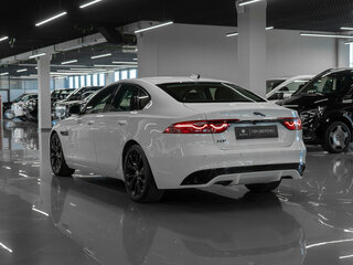 2021 Jaguar XF II Рестайлинг, белый, 4350000 рублей, вид 4