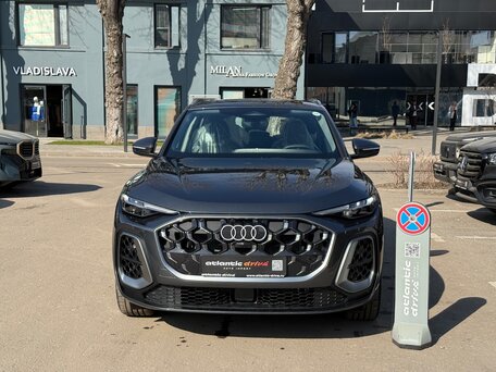 2025 Audi Q5 45 TFSI III (GU), серый, 7090000 рублей, вид 2