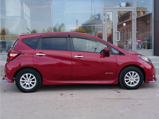 2018 Nissan Note e-Power II Рестайлинг, красный, 1292000 рублей, вид 4