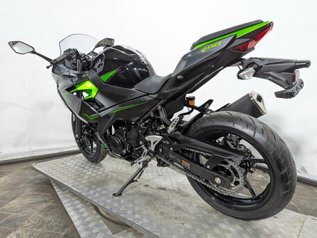 2023 Kawasaki Ninja 400, зелёный, 695000 рублей, вид 3