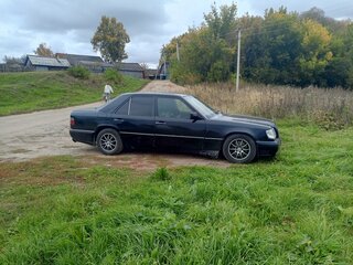 1994 Mercedes-Benz E-Класс 320 I (W124), чёрный, 500000 рублей, вид 4