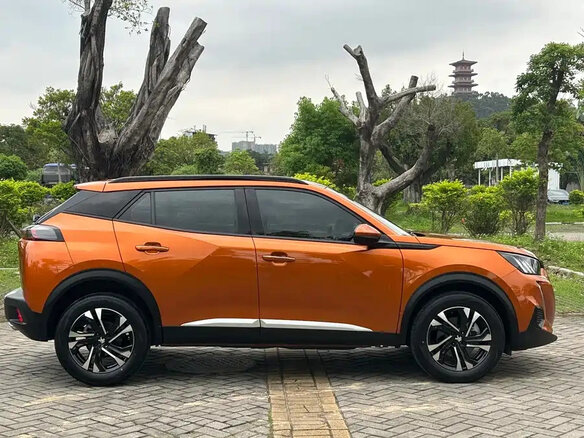 2022 Peugeot 2008 6AT II, оранжевый, 1280000 рублей - вид 3
