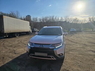 2019 Mitsubishi Outlander III Рестайлинг 3, белый, 1950000 рублей, вид 2