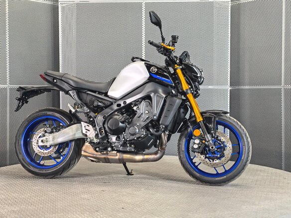 2023 Yamaha MT-09 (FZ-09), серебристый, 1149000 рублей