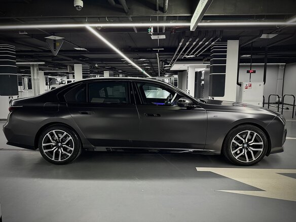 2022 BMW 7 серии 740i VII (G70), чёрный, 9570000 рублей - вид 6