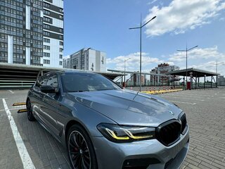 2022 BMW 5 серии 540i xDrive VII (G30/G31/G38) Рестайлинг, серый, 7350000 рублей, вид 4