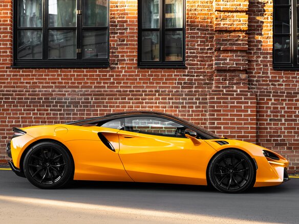 2023 McLaren Artura, оранжевый, 26000000 рублей - вид 4