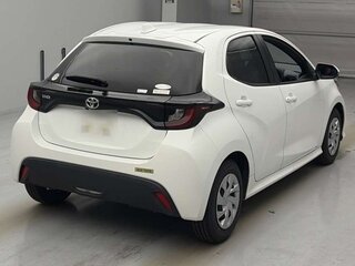 2022 Toyota Yaris IV, белый, 960000 рублей, вид 2