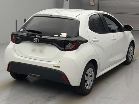 2022 Toyota Yaris IV, белый, 960000 рублей, вид 2