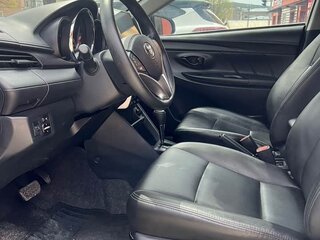 2022 Toyota Yaris IV, белый, 1350000 рублей, вид 4