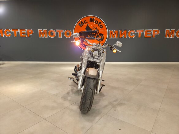 2023 Harley-Davidson Fat Boy, коричневый, 2590000 рублей - вид 2