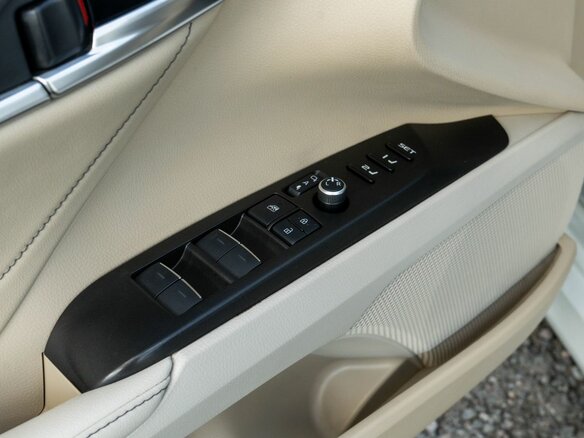 2021 Toyota Camry VIII (XV70) Рестайлинг, белый - вид 13