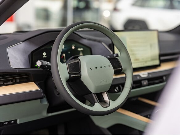 2026 Lexus ES 300h VIII, белый, 7770000 рублей - вид 10
