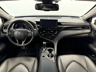 2021 Toyota Camry VIII (XV70) Рестайлинг, голубой, 3650000 рублей, вид 4