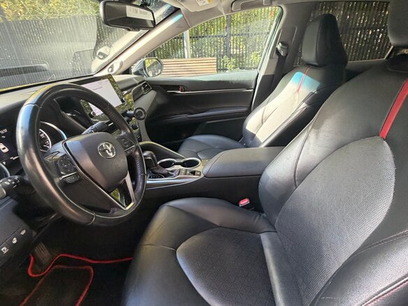 2021 Toyota Camry VIII (XV70), чёрный, 3800000 рублей - вид 6