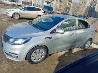 2016 Kia Rio III Рестайлинг, серебристый, 1115000 рублей, вид 1
