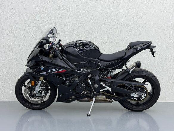 2023 BMW S 1000 RR, чёрный, 2000000 рублей - вид 2