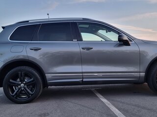 2017 Volkswagen Touareg II Рестайлинг, серебристый, 4400000 рублей, вид 2