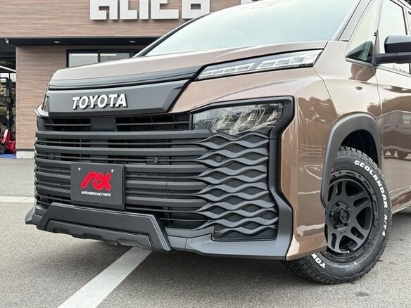 2023 Toyota Voxy IV (R90), коричневый, 4100000 рублей - вид 1