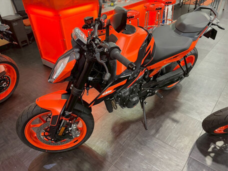 2023 KTM 890 Duke GP, оранжевый, 900000 рублей, вид 2