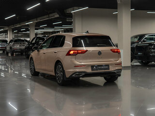 2021 Volkswagen Golf VIII, золотистый, 2440000 рублей, вид 4
