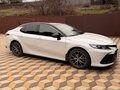 2021 Toyota Camry VIII (XV70) Рестайлинг, белый, 3000000 рублей - вид 2
