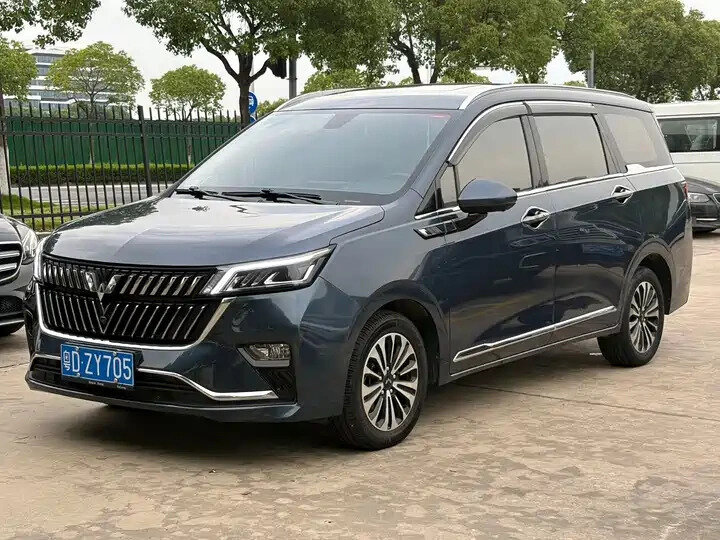 Открыть фотографии: Wuling Jiachen