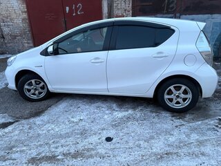 2013 Toyota Aqua I, белый, 760000 рублей, вид 4