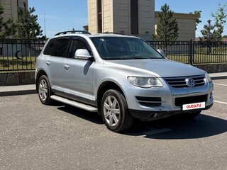 2007 Volkswagen Touareg I Рестайлинг, серебристый, 780000 рублей, вид 2
