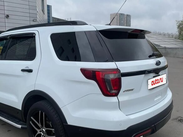 2016 Ford Explorer V Рестайлинг, белый, 2400000 рублей - вид 5