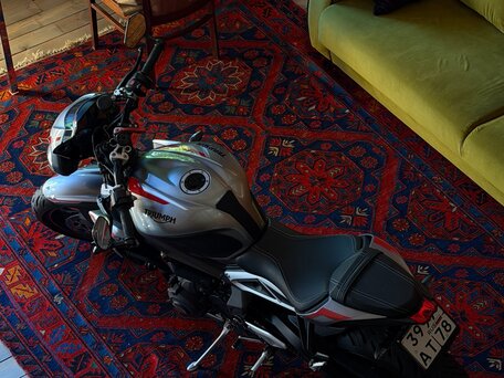 2021 Triumph Street Triple, серебристый, 830000 рублей, вид 4