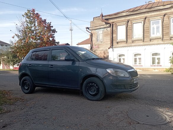 2011 Skoda Fabia II Рестайлинг, серый, 300000 рублей - вид 1