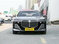 2025 BMW 7 серии 740i xDrive VII (G70), серебристый, 16780000 рублей - вид 2