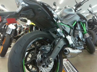 2023 Kawasaki Z 650, серый, 777000 рублей, вид 4