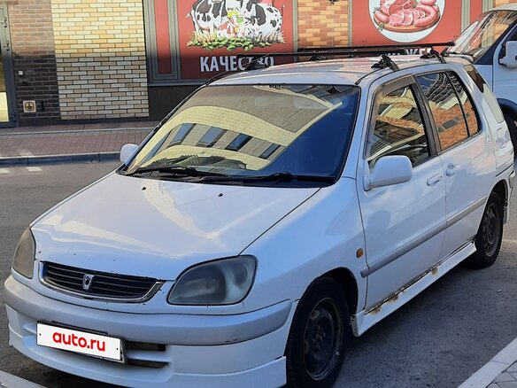 1999 Toyota Raum I, белый, 220000 рублей