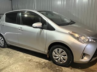 2018 Toyota Vitz III (XP130) Рестайлинг 2, серебристый, 1100000 рублей, вид 2