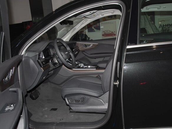 2025 Audi Q7 45 TFSI II (4M) Рестайлинг 2, чёрный, 10123000 рублей - вид 11