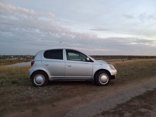 1999 Toyota Vitz I (P10), серебристый, 310000 рублей, вид 3